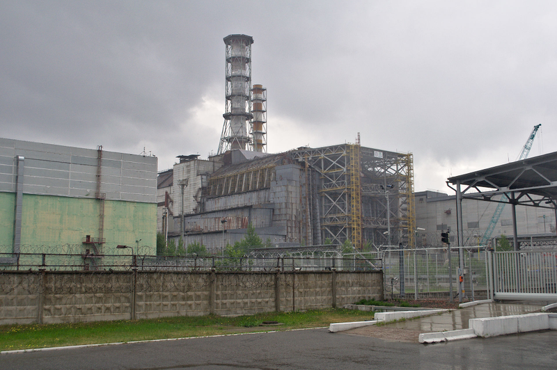 Estructura de hormigón denominada “sarcófago”, diseñada para contener el material radiactivo del núcleo del reactor. Wikimedia Commons